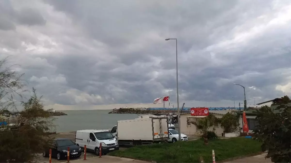 Karadeniz kabardı, dalgalar sahili kapladı