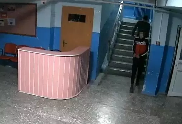 Okula giren hırsızlar, güvenlik kamerasından yakalandı Okula giren hırsızlar, güvenlik kamerasından yakalandı