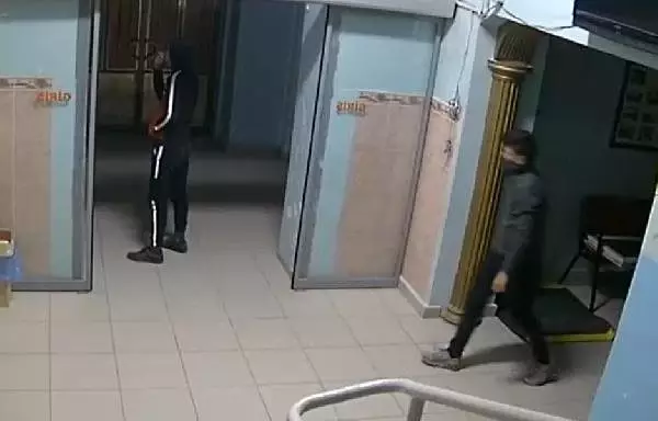 Okula giren hırsızlar, güvenlik kamerasından yakalandı Okula giren hırsızlar, güvenlik kamerasından yakalandı