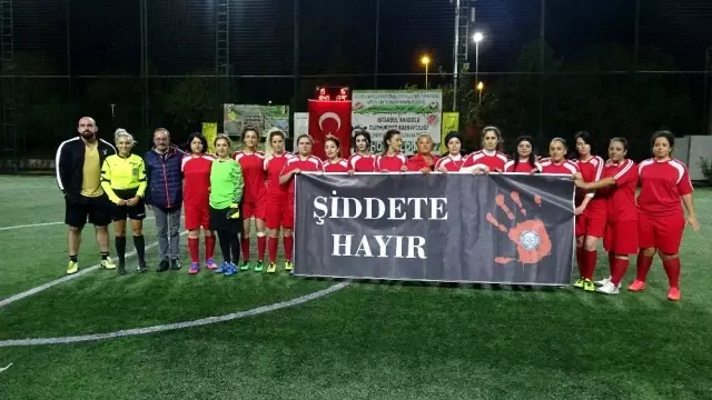(Özel) Anadolu Adliyesi'nin kadın personelleri 'şiddete hayır' demek için sahaya çıktı (Özel) Anadolu Adliyesi'nin kadın personelleri 'şiddete hayır' demek için sahaya çıktı