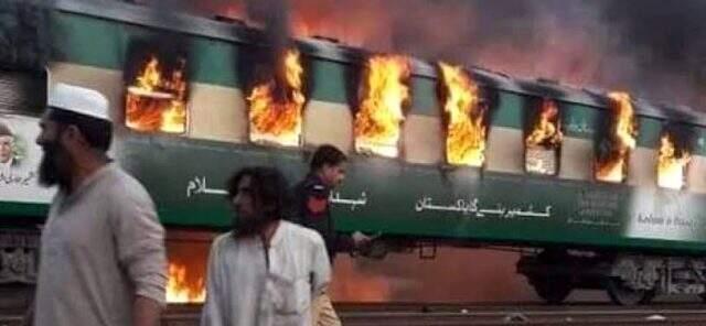 Pakistan'da 74 kişinin can verdiği tren, 20 dakika boyunca durmamış