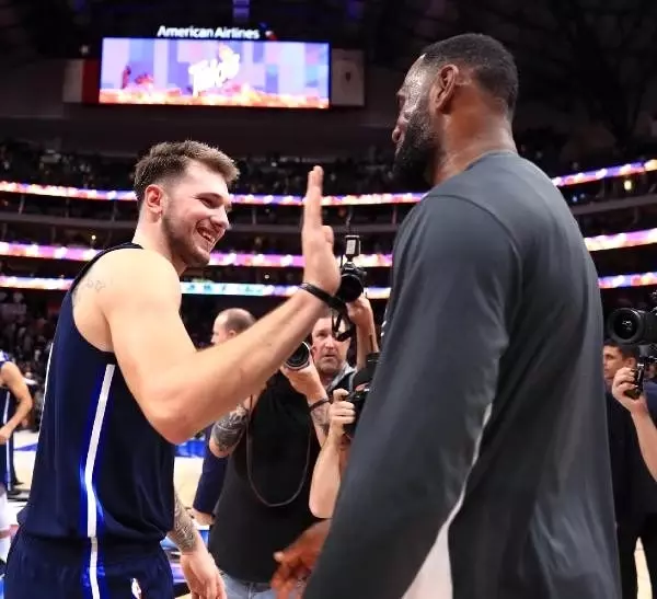 Tarihi performansların sergilendiği maçta kazanan Lakers Tarihi performansların sergilendiği maçta kazanan Lakers