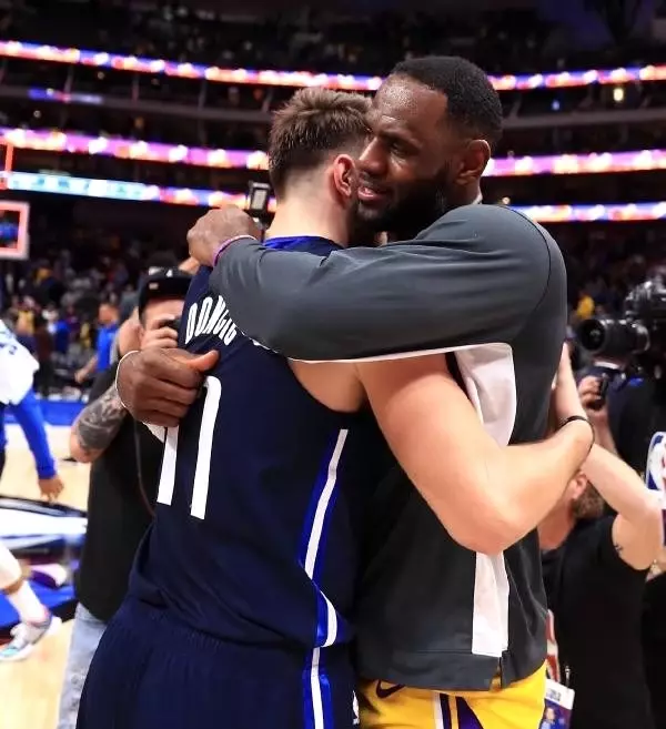 Tarihi performansların sergilendiği maçta kazanan Lakers Tarihi performansların sergilendiği maçta kazanan Lakers