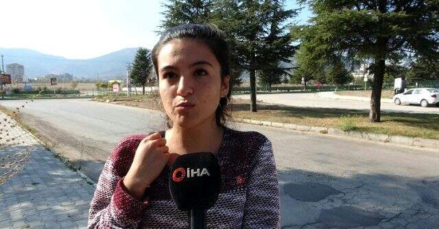 Yaşanan cinsel saldırı sonrası öğrenciler cep telefonuyla, her an acil arama yapabilecek şekilde yürüyorlar
