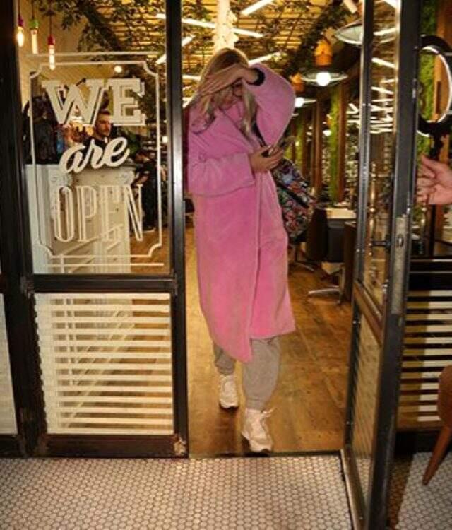 Aleyna Tilki, kuaför çıkışı yüzünü elleriyle gizledi