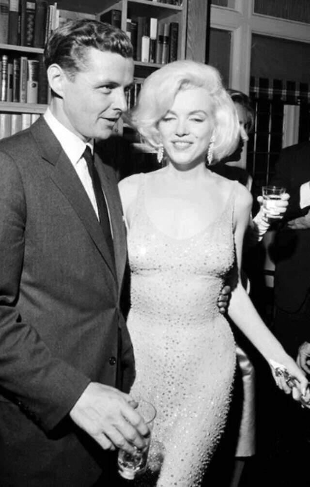 Amerikalı aktris Marilyn Monroe'nun meşhur elbisesi 1 milyon 600 bin TL'ye satıldı