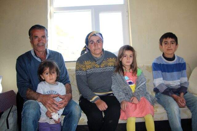 Babalarının sırtında okula giden kardeşlere kaymakamlıktan müjde: Peri Çayı üzerinde köprü yapılacak