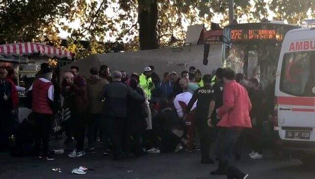 Beşiktaş'ta halk otobüsü şoförünün durağa dalıp, 3 yolcuyu bıçakladığı o anları yolcular anlattı