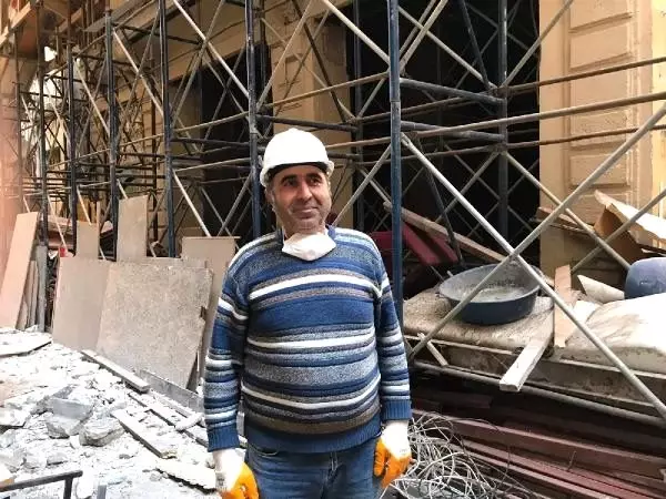 Beyoğlu'ndaki tarihi binanın yıkım çalışmalarına başlandı Beyoğlu'ndaki tarihi binanın yıkım çalışmalarına başlandı