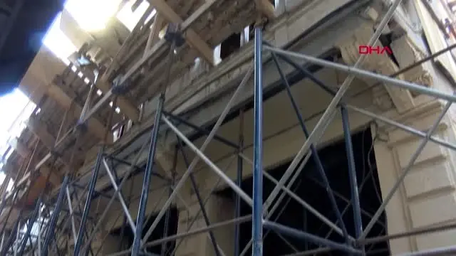 Beyoğlu'ndaki tarihi binanın yıkım çalışmalarına başlandı Beyoğlu'ndaki tarihi binanın yıkım çalışmalarına başlandı