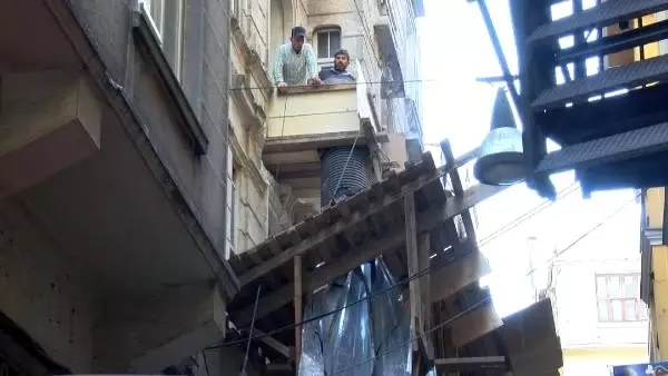 Beyoğlu'ndaki tarihi binanın yıkım çalışmalarına başlandı Beyoğlu'ndaki tarihi binanın yıkım çalışmalarına başlandı