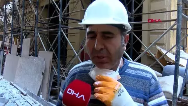 Beyoğlu'ndaki tarihi binanın yıkım çalışmalarına başlandı Beyoğlu'ndaki tarihi binanın yıkım çalışmalarına başlandı