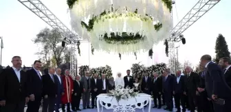 Hasan Ali Çelik: Binali Yıldırım, eski Bakan Yardımcısı Çelik'in oğlunun düğününe katıldı Hasan Ali Çelik: Binali Yıldırım, eski Bakan Yardımcısı Çelik'in oğlunun düğününe katıldı