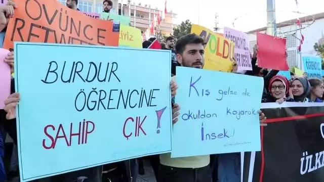 Burdur'da öğrencilerden ulaşım ücretine tepki Burdur'da öğrencilerden ulaşım ücretine tepki