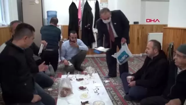 Burdur farkındalık için cemaate maske dağıtıldı Burdur farkındalık için cemaate maske dağıtıldı