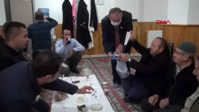 Burdur farkındalık için cemaate maske dağıtıldı Burdur farkındalık için cemaate maske dağıtıldı