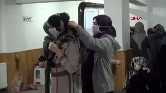 Burdur farkındalık için cemaate maske dağıtıldı Burdur farkındalık için cemaate maske dağıtıldı