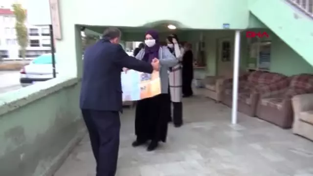Burdur farkındalık için cemaate maske dağıtıldı Burdur farkındalık için cemaate maske dağıtıldı