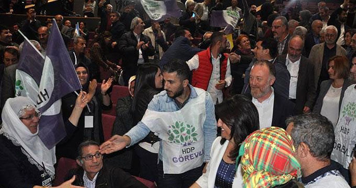 HDP kongresinde skandal görüntüler: Teröristler için saygı duruşunda bulunuldu!