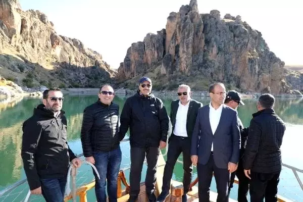 Bu yaz keşfedilen Saklıkapı ile Kara Leylek kanyonlara turlar başladı! Burada ağaçlar ters büyüyor Bu yaz keşfedilen Saklıkapı ile Kara Leylek kanyonlara turlar başladı! Burada ağaçlar ters büyüyor
