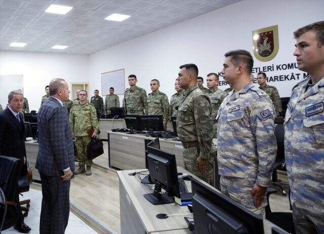 Son Dakika: Cumhurbaşkanı Erdoğan, Suriye sınırındaki harekat merkezini ziyaret etti