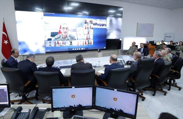 Son Dakika: Cumhurbaşkanı Erdoğan, Suriye sınırındaki harekat merkezini ziyaret etti