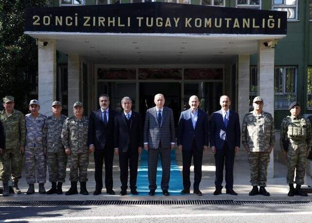 Son Dakika: Cumhurbaşkanı Erdoğan, Suriye sınırındaki harekat merkezini ziyaret etti