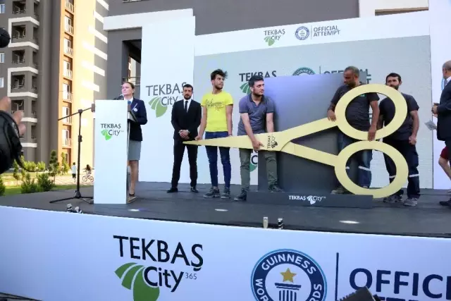Adana'da 'Dünya'nın En Büyük Makası' rekoru