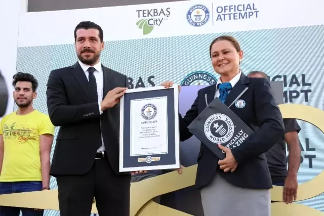 Adana'da 'Dünya'nın En Büyük Makası' rekoru