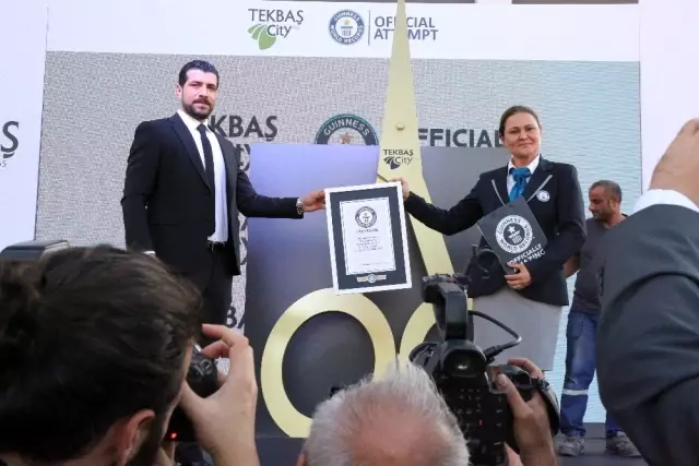 Adana'da 'Dünya'nın En Büyük Makası' rekoru