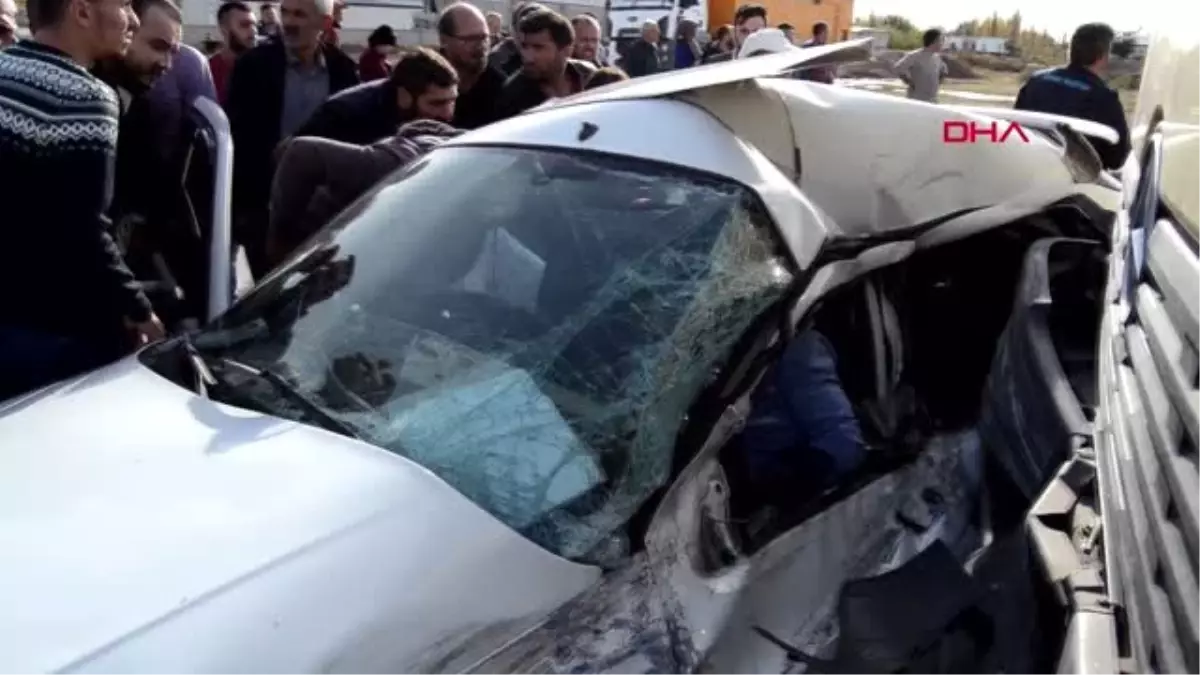 Aksaray kazada yaralanan eşinin ayakkabısıyla hastaneye koştu; eşi kurtarılamadı