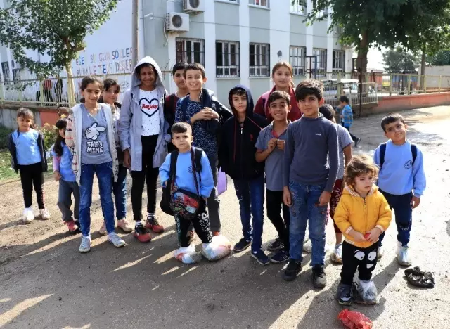 Ayaklarında poşetle okula gidiyorlar
