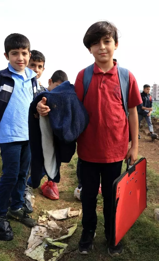 Ayaklarında poşetle okula gidiyorlar
