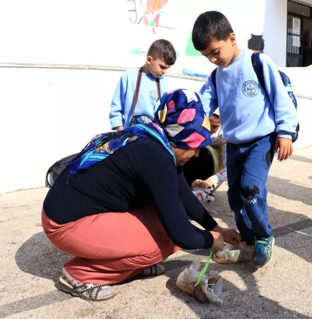 Ayaklarında poşetle okula gidiyorlar