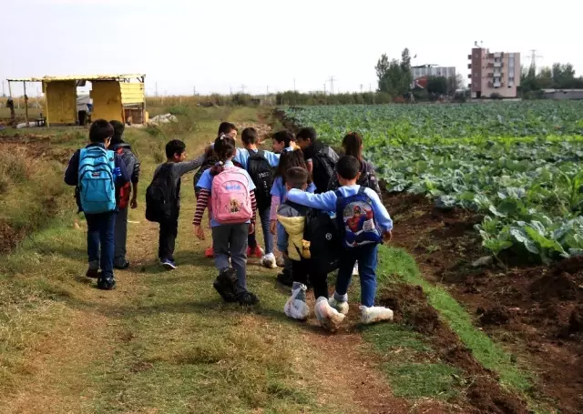 Ayaklarında poşetle okula gidiyorlar