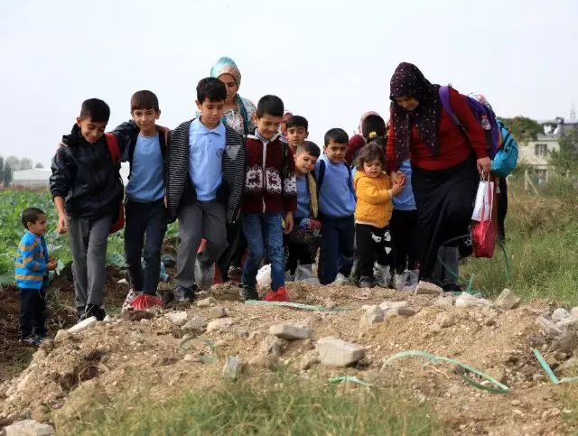 Ayaklarında poşetle okula gidiyorlar