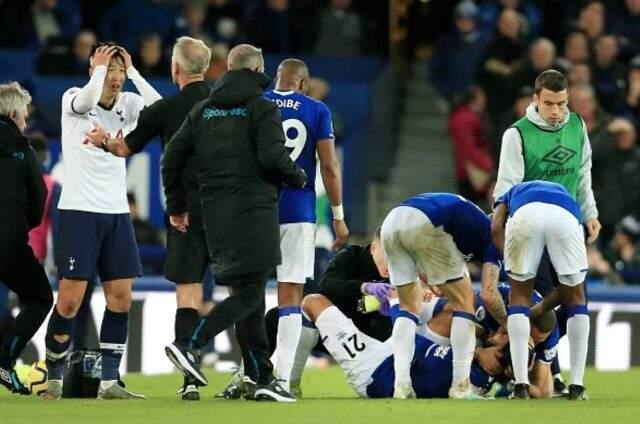Cenk Tosun'un yıkıldığı an! Andre Gomes'in ayağı kırıldı