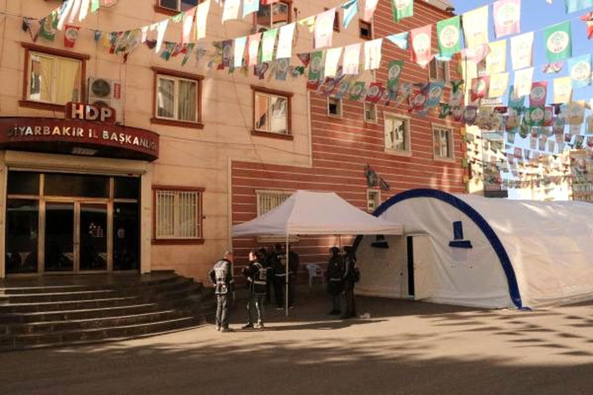 Diyarbakır annelerinin evlat nöbetine dayanamayan HDP'liler, bir süre parti binasını kullanmayacak