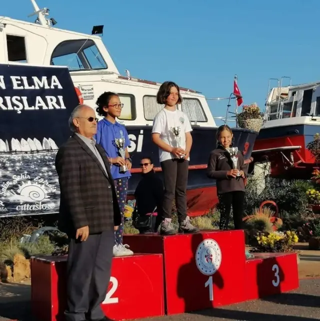 Eğirdir'deki 4.Altın Elma Optimist Yelken Yarışları ödül töreni ile tamamlandı Eğirdir'deki 4.Altın Elma Optimist Yelken Yarışları ödül töreni ile tamamlandı