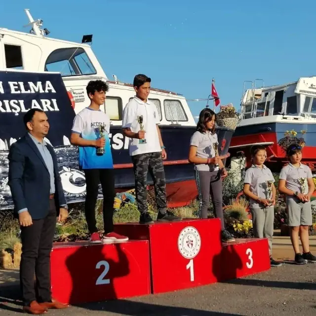Eğirdir'deki 4.Altın Elma Optimist Yelken Yarışları ödül töreni ile tamamlandı Eğirdir'deki 4.Altın Elma Optimist Yelken Yarışları ödül töreni ile tamamlandı