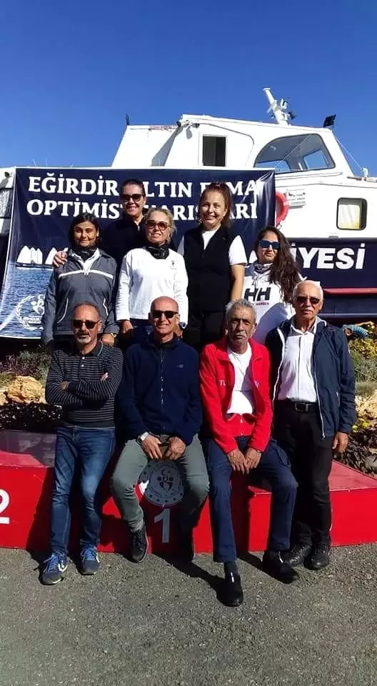 Eğirdir'deki 4.Altın Elma Optimist Yelken Yarışları ödül töreni ile tamamlandı Eğirdir'deki 4.Altın Elma Optimist Yelken Yarışları ödül töreni ile tamamlandı