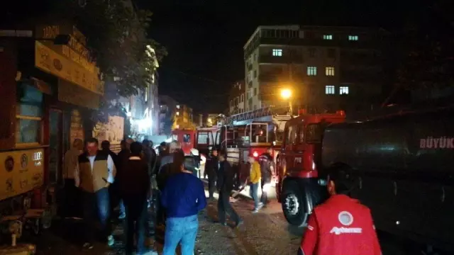 İş yerini yangını paniğe neden oldu İş yerini yangını paniğe neden oldu