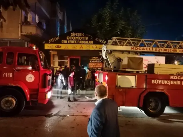 İş yerini yangını paniğe neden oldu İş yerini yangını paniğe neden oldu