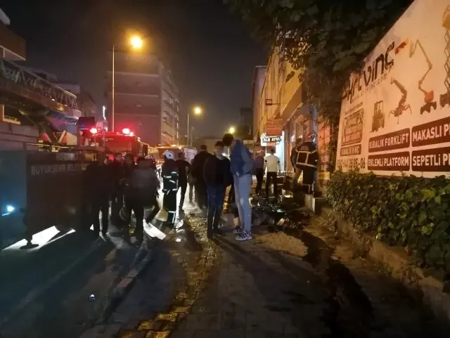 İş yerini yangını paniğe neden oldu İş yerini yangını paniğe neden oldu