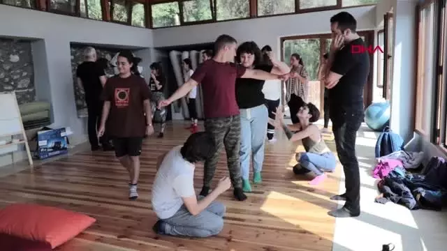 Muğla ünlü tiyatro oyuncusu, 15 yıldır boş olan ahırı tiyatro atölyesine dönüştürdü Muğla ünlü tiyatro oyuncusu, 15 yıldır boş olan ahırı tiyatro atölyesine dönüştürdü