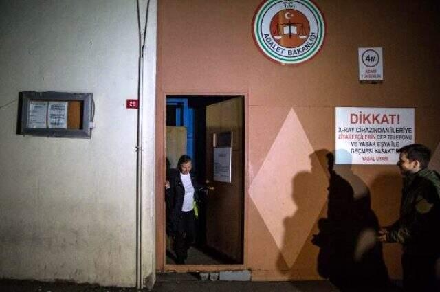 Son Dakika: Hakkında tahliye kararı verilen Nazlı Ilıcak cezaevinden çıktı: İçeride kalanları Allah kurtarsın