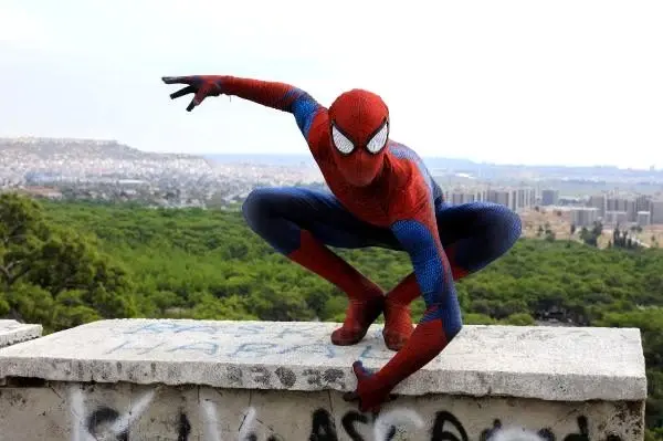 Antalyalı 'Spiderman', ekmeğini kostümünden kazanıyor Antalyalı 'Spiderman', ekmeğini kostümünden kazanıyor