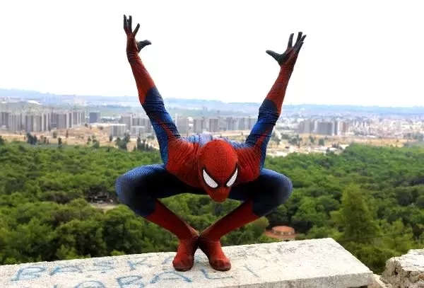 Antalyalı 'Spiderman', ekmeğini kostümünden kazanıyor Antalyalı 'Spiderman', ekmeğini kostümünden kazanıyor