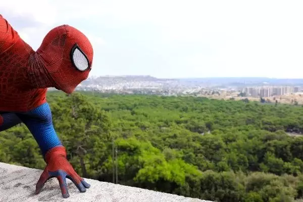 Antalyalı 'Spiderman', ekmeğini kostümünden kazanıyor Antalyalı 'Spiderman', ekmeğini kostümünden kazanıyor