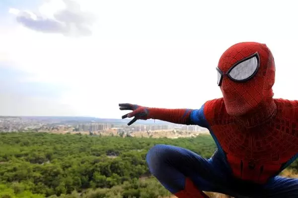 Antalyalı 'Spiderman', ekmeğini kostümünden kazanıyor Antalyalı 'Spiderman', ekmeğini kostümünden kazanıyor
